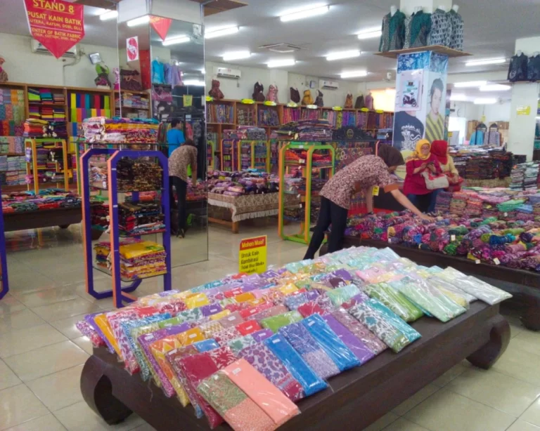 Area toko BatikSource by Mommies Daily