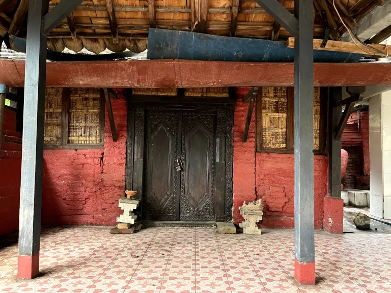 Pintu memasuki makam