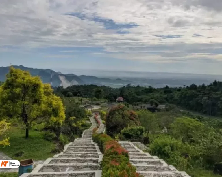Tangga menuju puncak Kebun raya source by Kabaralam.com