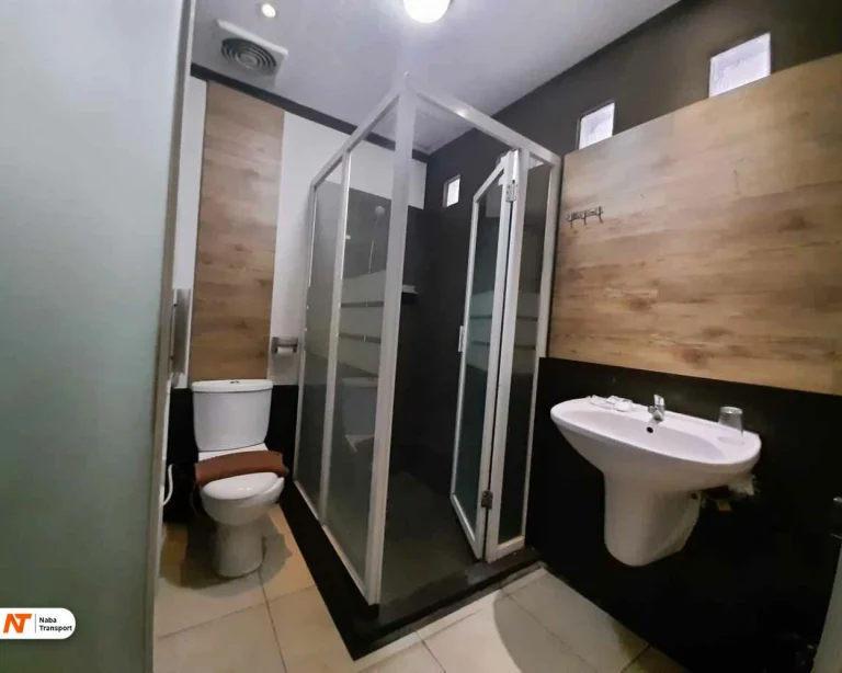 kamar mandi source by traveloka.com