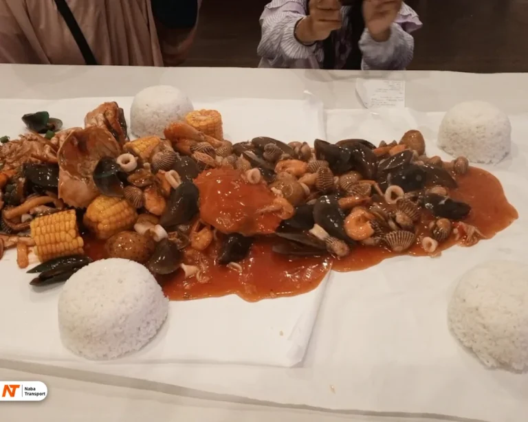 Hidangan seafood tumpah Crab 1818 by Ade surya